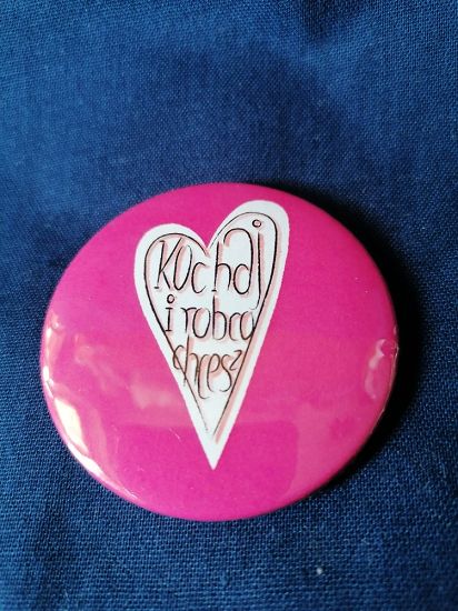 Przypinka button 5,6 cm różowa Kochaj i rób co chcesz