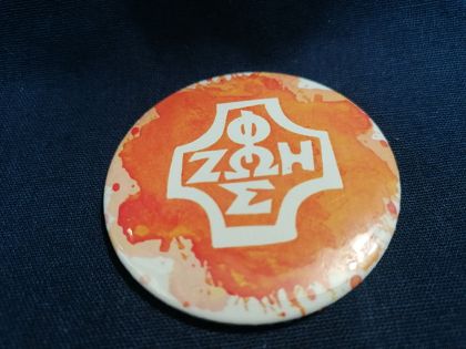 Przypinka button 5,6 cm pomarańczowa Foska